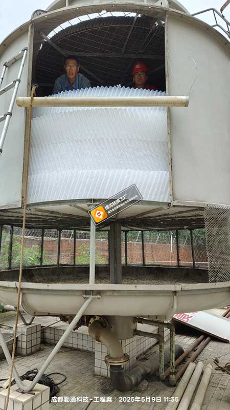 成都XX机械厂冷却塔维修现场