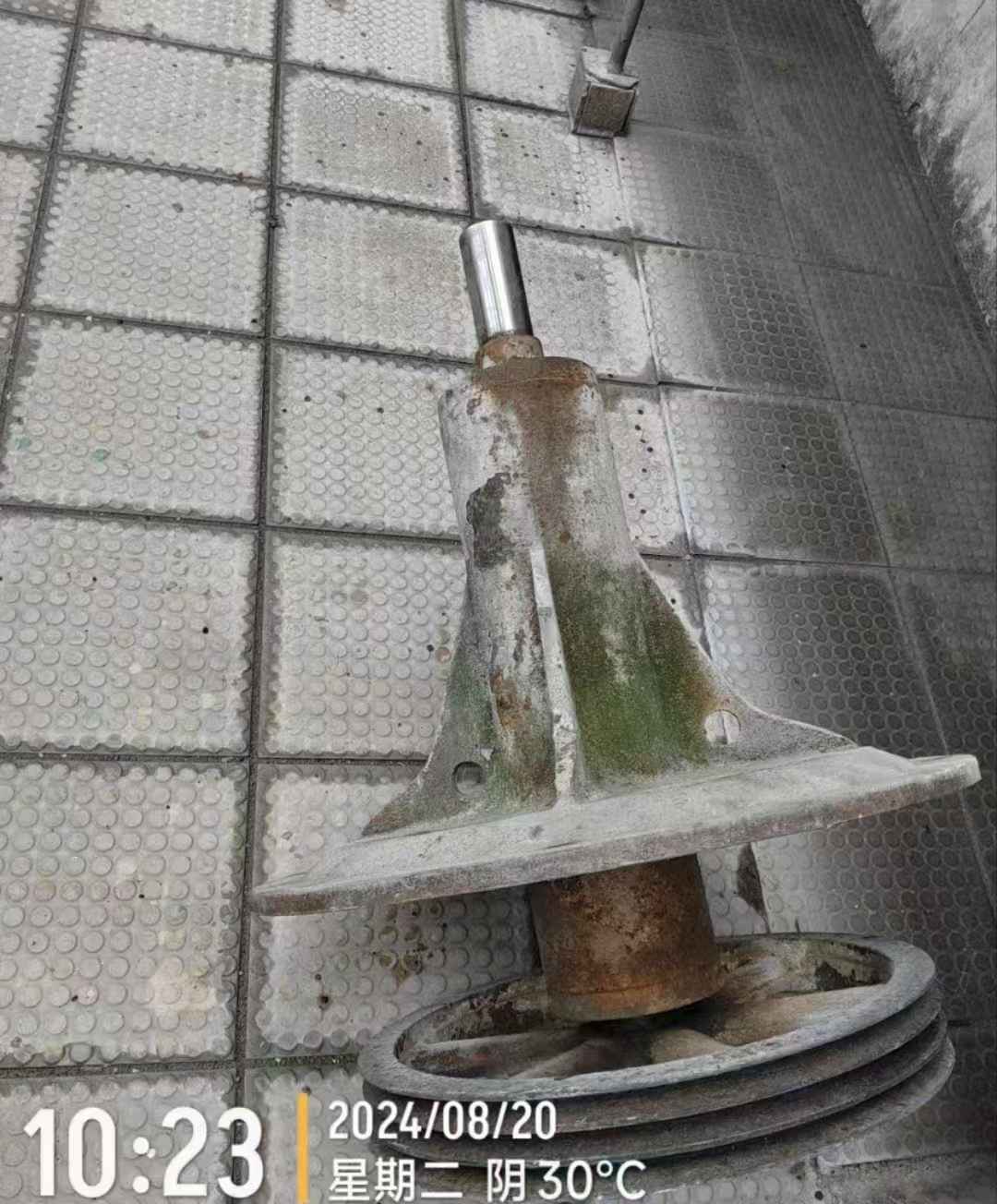 &nbsp;成都冷却塔维修公司，成都冷却塔维修单位，冷却塔维修公司电话 <div>成都冷却塔维修公司，一般是指专业在成都地区做冷却塔维修的业务，我们都知道冷却塔在中央空调系统中主要用为冷却水散热降温，应用比较广泛，今天我们就来介绍一家专业的成都冷却塔维修公司，成都勤通科技有限公司为成都地区专业的冷却塔维修公司，能维修改造各种开式逆流冷却塔、开式横流冷却塔、闭式冷却塔等各种类型的冷却塔。</div> <div>开式冷却塔维修，主要有冷却塔风电机维修、冷却塔填料维修，塔体清洗，管道连接维修等。</div>